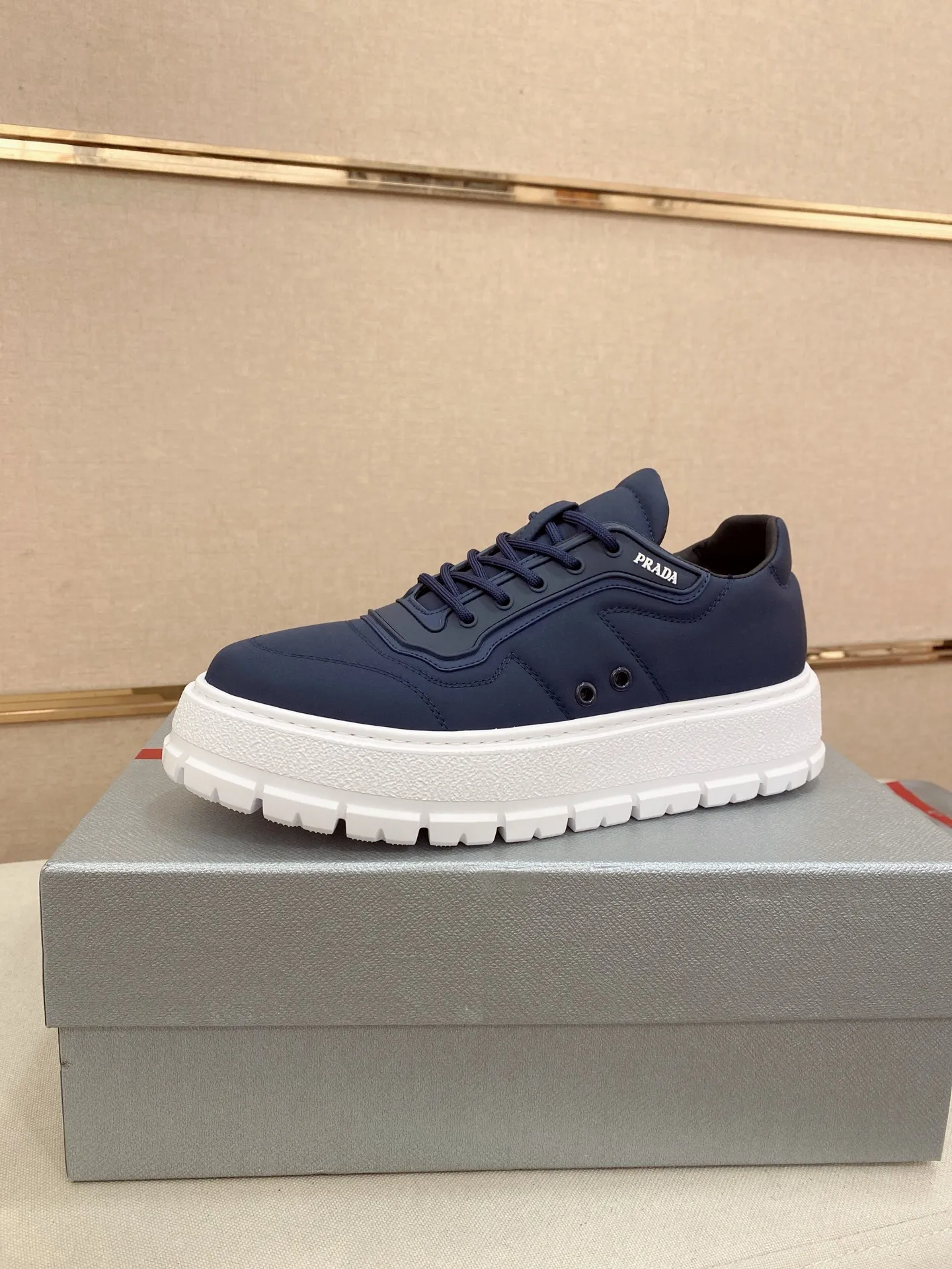 Factory price 580💰 ✔️✔️✔️High version High-quality new PRADA counters are on the market simultaneously, new men's shoes, 😘fabrics imported technological waterproof fabrics, made by pure handicrafts. Lining: Full cowhide lining. 👍🏿 High-end ☄️ air-cushion molded anti-slip rubber outsole, exquisite lines, simple and elegant, comfortable and high-end for leisure travel. Code number: 38 to 45